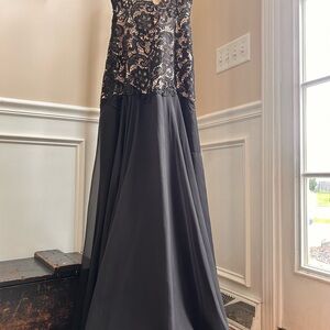 Elegant Black Lace Evening Gown